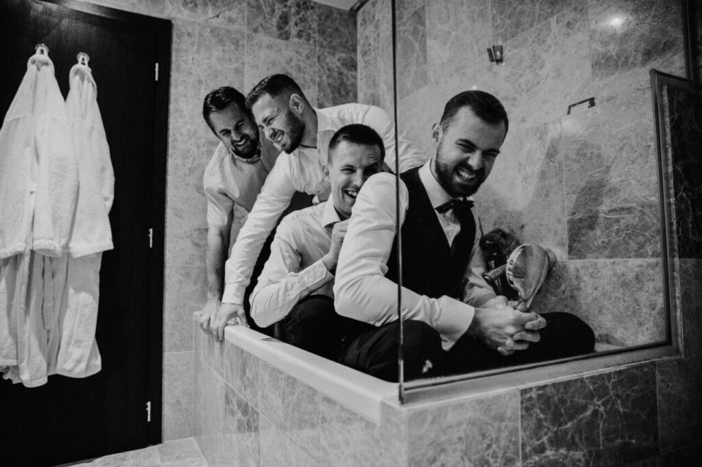 fotografia ženícha s družbou skočili do vane a sranda začala